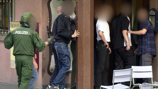 <p>Ein Polizist treibt in der Kasseler Innenstadt Neonazis, darunter Stephan E. (2.v.r), im Jahr 2002 zum Schutz vor linken Gegendemonstranten in eine Kneipe.</p>