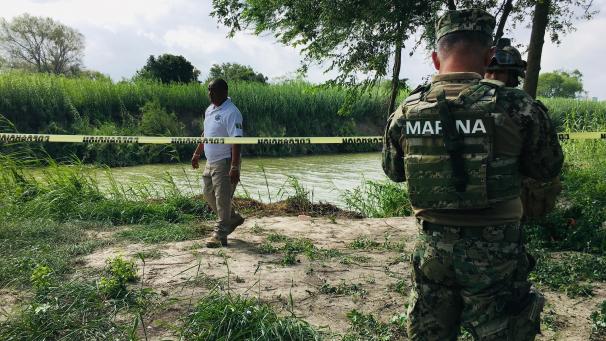 <p>Mexikanische Beamten stehen an der Stelle, wo die Leichen eines Migranten aus El Salvador und seiner fast 2-jährigen Tochter am Ufer des Rio Grande im mexikanischen Matamoros gefunden wurden, nachdem sie beim Versuch den Fluss nach Brownsville in Texas, USA, zu überqueren, ertrunken sind.</p>
