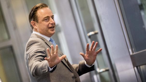 <p>Bart De Wever lässt sich nach wie vor nicht in die Karten schauen, würde aber liegend gerne eine neue Regierung zum Feiertag der Flämischen Gemeinschaft am 11. Juli präsentieren. Nun... vom 6. bis 14. Juli will der N-VA-Chef zu einem Arbeitsbesuch nach Kolumbien reisen...</p>