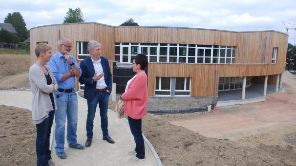 <p>Ein Bild aus Tagen der Bauarbeiten: Friedhelm Wirtz (3.v.l.) und Monika Bastin-Veithen (r.) werden auch in den nächsten Jahren weiterhin die Verantwortung für Vivias übernehmen.</p>