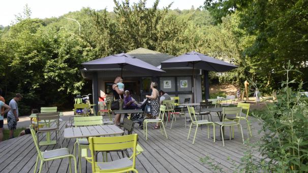 <p>Vor allem bei schönem Wetter kommen viele Gäste zum Temsepark. Endlich können sie das Kiosk des Pavillons wieder nutzen.</p>
