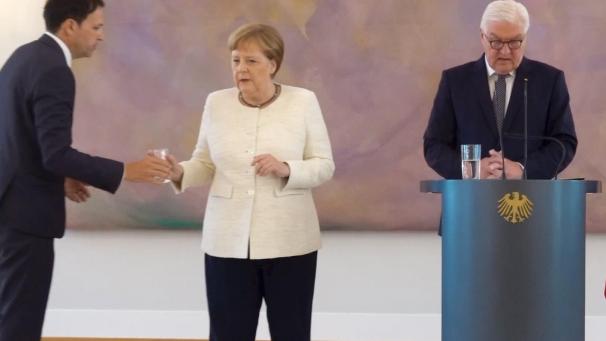 <p>Bundeskanzlerin Angela Merkel (CDU) lehnt ein ihr angebotenes Glas Wasser ab.</p>