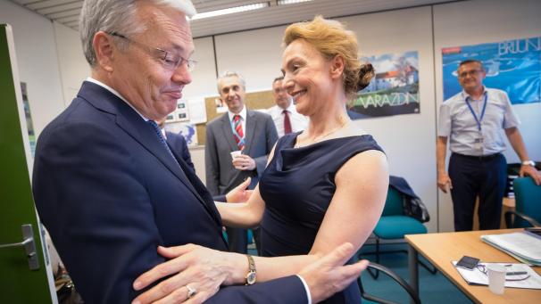 <p>Didier Reynders gratuliert Marija Pejcinovic Buric zur Wahl.</p>