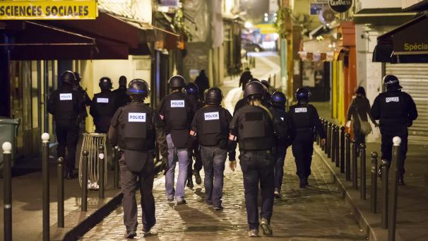 <p>Im Zusammenhang mit dem Terroranschlag in Paris vom November 2015 ist ein mit Europäischem Haftbefehl aus Belgien gesuchter Verdächtiger festgenommen worden. Der 39-jährige Bosnier befindet sich derzeit in vorläufiger Auslieferungshaft, wie die Staatsanwaltschaft Dresden am Donnerstag mitteilte.</p>