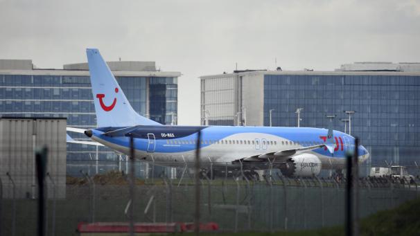 <p>Eine Boeing 737 Max von Tui Fly Belgium steht auf dem Rollfeld in Zaventem. Die Maschinenbaureihe bringt den Konzern in die Bredouille.</p>