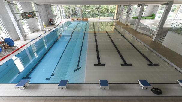 <p>Blick auf das große Becken des Eupener Wetzlarbads: Die Schnittverletzungen sollen in diesem Bereich seit April deutlich nachgelassen haben.</p>