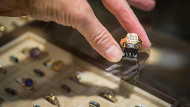 <p>Beim Einbruch in ein Eupener Juweliergeschäft erbeuteten die Diebe Schmuck in einem Gesamtwert von 55.000 Euro.</p>