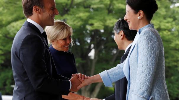 <p>Der französische Staatspräsident Emmanuel Macron (links) und seine Frau Brigitte (hinten links) werden vom japanischen Kaiser Naruhito (hinten rechts) und Kaiserin Masako (vorne) begrüßt.</p>