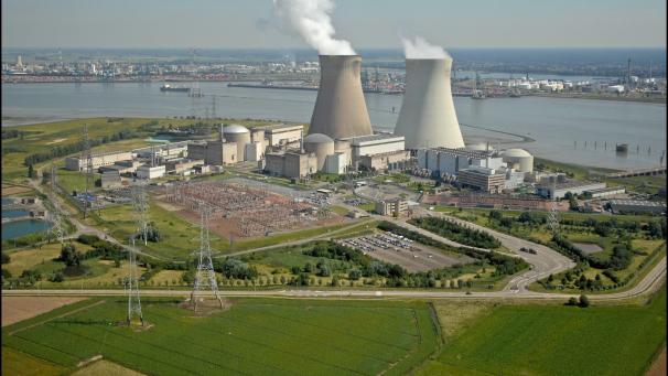 <p>Das Kernkraftwerk Doel im Antwerpener Hafengebiet. Hier wird im Oktober 2022 der erste Reaktor vom Netz genommen.</p>