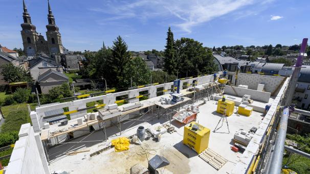 <p>Arbeiten in luftiger Höhe: Von der zweiten Etage des Anbaus hat man einen ausgezeichneten Blick auf die Eupener Innenstadt.</p>