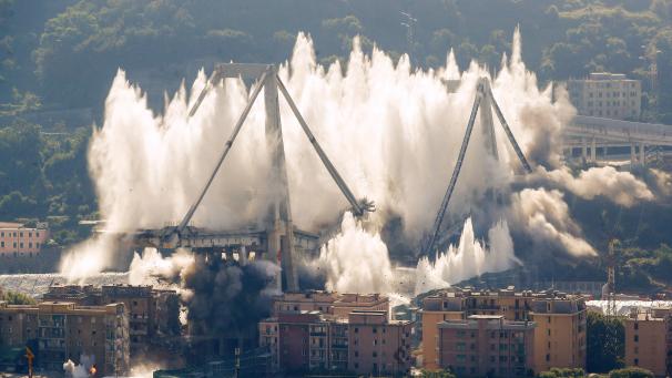 <p>Eine Staubwolke steigt auf, während die restlichen Pfeiler der Morandi-Brücke in einer geplanten Explosion gesprengt werden.</p>