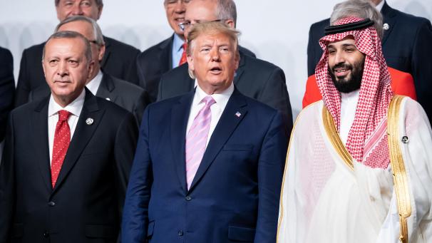<p>Mohammed bin Salman bin Abdelasis al-Saud (r.) stand auf dem Familienfoto des Gipfels neben Donald Trump. Links daneben: Recep Tayyip Erdogan, Präsident der Türkei.</p>