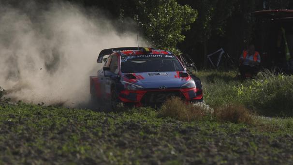 <p>Thierry Neuville-Nicolas Gilsoul (Hyundai i20 Coupé WRC) im Einsatz auf den staubigen Straßen im Westhoek.</p>