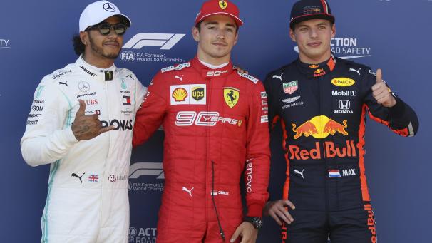 <p>Lewis Hamilton (l-r) aus Großbritannien vom Team Mercedes, Charles Leclerc aus Monaco vom Team Scuderia Ferrari und Max Verstappen aus den Niederlanden vom Team Red Bull Racing lassen sich nach dem Qualifying gemeinsam fotografieren.</p>