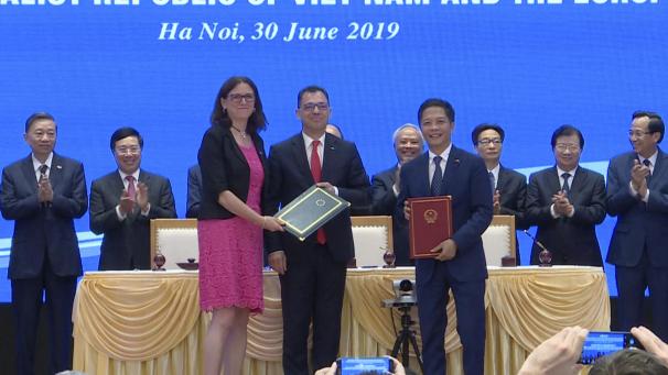 <p>Cecilia Malmström (l.), EU-Kommissarin für Handel, und Tran Tuan Anh (r), Handelsminister von Vietnam, tauschen in Hanoi die Dokumente aus, nachdem sie ein Freihandelsabkommen beschlossen haben.</p>