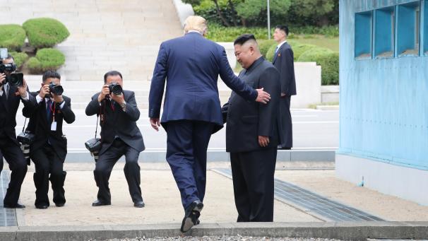 <p>US-Präsident Donald Trump (M.) geht über die innerkoreanische Grenze mit Nordkoreas Machthaber Kim (r.).</p>