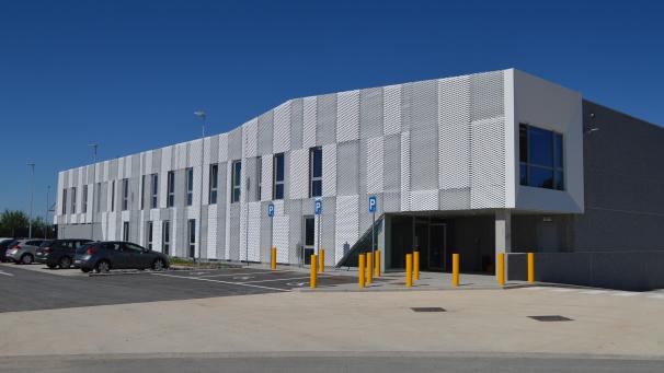 <p>Die Fassade des neuen Mailcenters in der Zénobe-Gramme-Straße in St.Vith ist modern gehalten.</p>