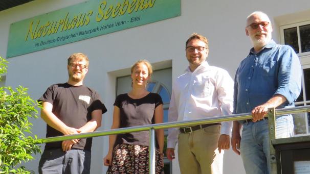 <p>Die Naturparke Hohes Venn-Eifel und Nordeifel wollen noch enger zusammenarbeiten. Dominik Arens, Anne Derks, Dominik Hosters und François Charlier (v.l.n.r.) stellten jetzt in Höfen das gemeinsame Leitbild vor.</p>