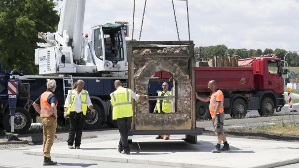 <p>Das am besten erhaltene Leitungsstück mit Gewölbe und Einstiegsschacht wurde an der Fußgängerbrücke über die neue Bundesstraße B 256 n in Hürth-Hermülheim aufgestellt.</p>