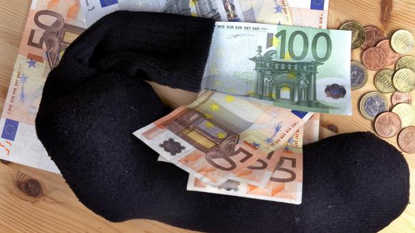 <p>Die Ausgaben folgen dem höheren Einkommen nicht unmittelbar: Belgier stecken mehr Geld in den Sparstrumpf.</p>