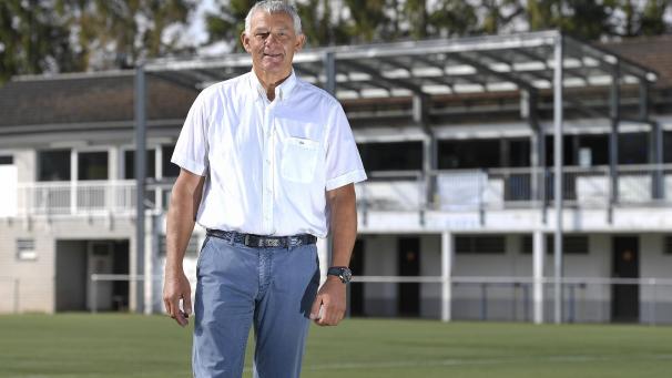 <p>Der neue FC-Präsident Michael Johnen vor dem stark renovierungsbedürftigen Kabinen- und Kantinentrakt: Das ist nur eine der Herausforderungen, die er gemeinsam mit seinen Vorstandskollegen in den kommenden Jahren meistern muss.</p>