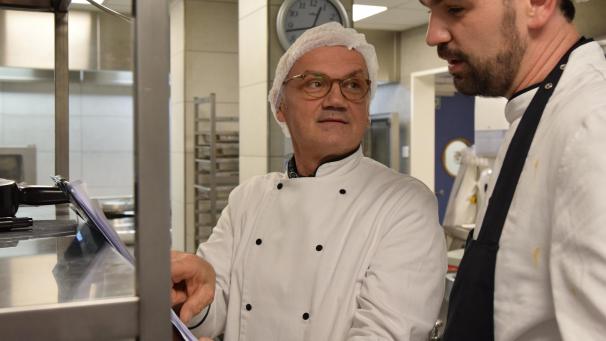 <p>Dominque Keutgen (l.) hat seinen engsten FinEssen-Mitarbeiter, den Koch Fréderic Kever (r.), für die Krankenhaus-Küche angeworben.</p>