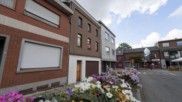 <p>Noch hängt das Verkaufsschild im Fenster. Der Gemeinderat hat aber grünes Licht gegeben zum Ankauf des Hauses (nr. 4) am Kirchplatz durch die Gemeinde.</p>