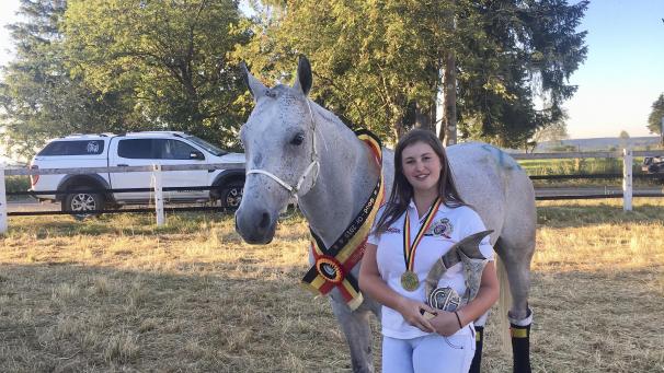 <p>Auf Tarek Rabba sicherte sich Laura Lenges die Juniorenmeisterschaft im Distanzreiten.</p>