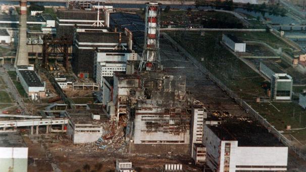 <p>30.04.1986, Ukraine, Tschernobyl: Blick auf den zerstörten Reaktor des Atomkraftwerkes.</p>