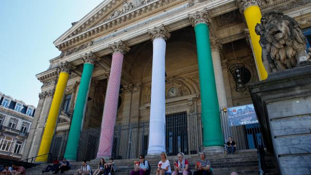 <p>Schon seit Wochen kündigt die alte Börse in den Trikotfarben der Tour den „Grand Départ“ in der Hauptstadt an.</p>