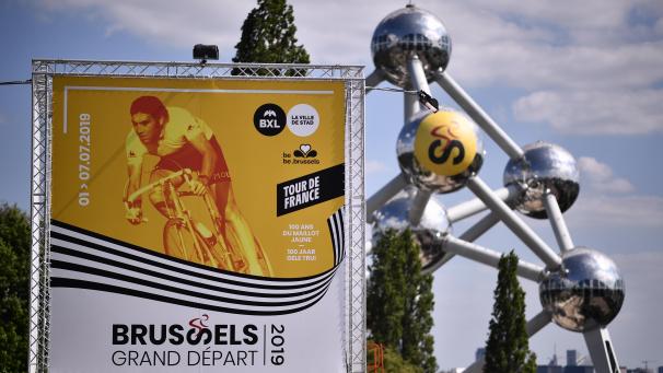 <p>Radsportlegende Eddy Merckx stellt das Atomium, das ebenfalls in Gelb erstrahlt, in den Schatten.</p>