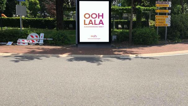 <p>Über die Sinnhaftigkeit solcher Plakatvitrinen (hier eine nicht ganz maßstabgetreue Simulation für den Standort am Bütgenbacher Marktplatz) konnte im Gemeinderat keine Einigkeit erzielt werden.</p>