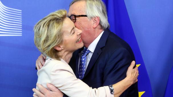 <p>Jean-Claude Juncker begrüßte Ursula von der Leyen mit Wangenküssen und einer Umarmung und lobte die CDU-Politikerin als wahre Europäerin.</p>