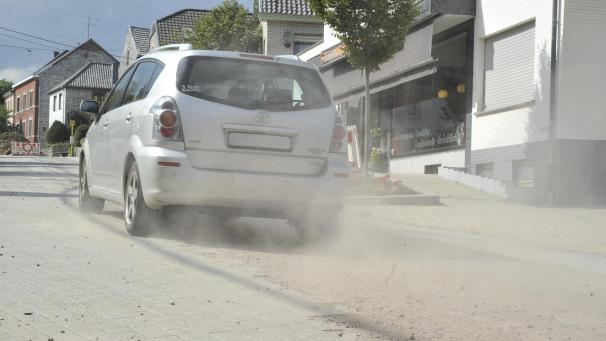 <p>Die Anwohner der Hauptstraße sind vom Dreck und Staub der Baustelle und vor allem von den zu schnell vorbeifahrenden Autos genervt.</p>