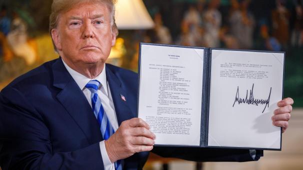 <p>Donald Trump, Präsident der USA, zeigt ein unterzeichnetes Präsidentschaftsmemorandum, nachdem er eine Erklärung zum Ausstieg aus dem Atomdeal mit dem Iran abgegeben hat.</p>