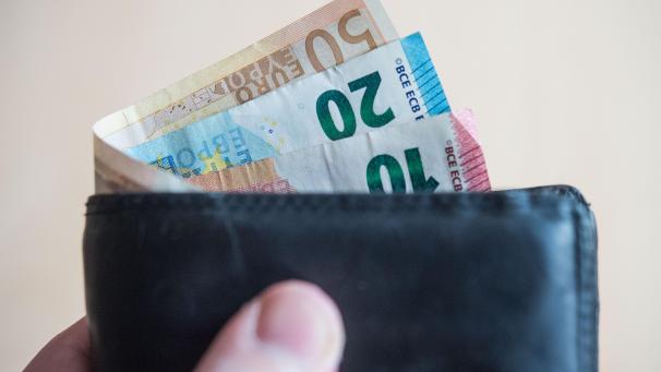 <p>Sozialleistungen und Gehälter im öffentlichen Sektor dürften erst im Januar 2020 bzw. Februar 2020 an die Lebenshaltungskosten angepasst werden.</p>