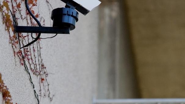 <p>Bei Einbruch E-Mail: Eine IP-Kamera überwacht den Außenbereich eines Hauses.</p>