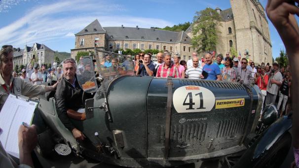 <p>Zahlreiche Schaulustige bejubelten die Ankunft des Bentleys Speed 8 von Alain Faymonville und Remy Tangeten.</p>