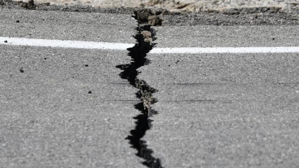 <p>Ein Riss hat sich in der Straße des Highway 178 östlich von Ridgecrest nach dem schweren Erdbeben gebildet. Bild:dpa</p>