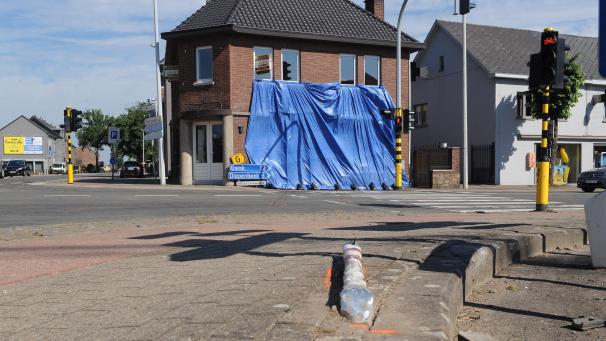 <p>Der Wagen raste mit voller Wucht gegen das Haus. Bild: belga</p>