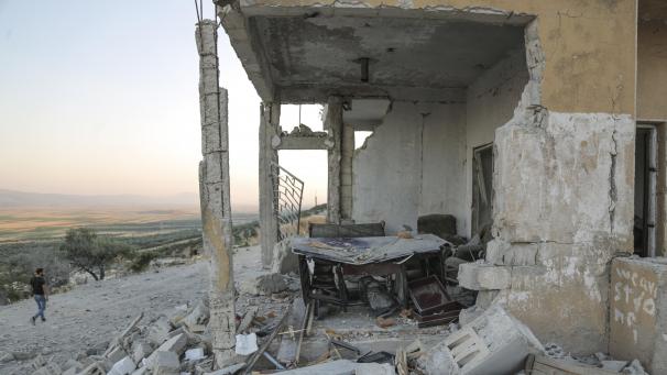 <p>Eines von vielen Gebäuden, dass bei Luftangriffen zerstört wurde. Bild: dpa</p>
