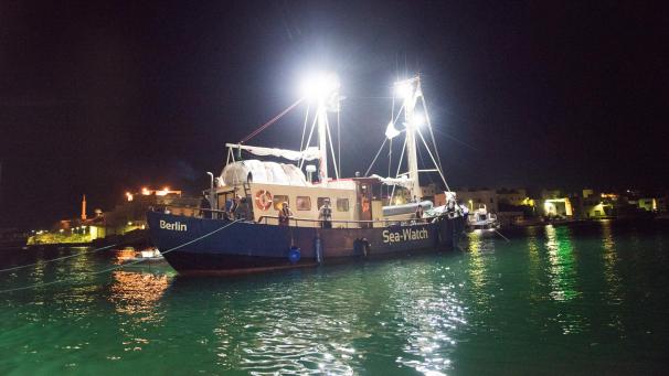 <p>Das deutsche Rettungsschiff „Sea-Watch 3“, ignorierte vor einer Woche das Verbot anzulegen. Bild: dpa</p>