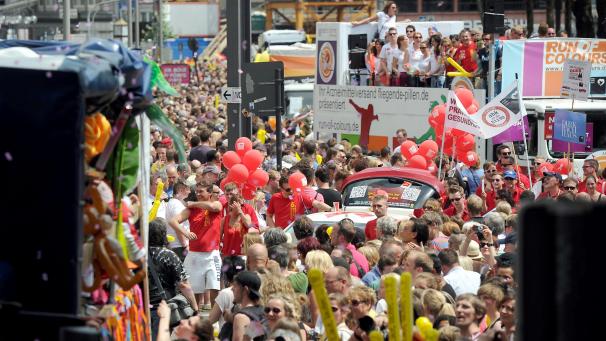 <p>Die Veranstalter betonen den politischen Charakter des Umzugs. „Auch bei uns in Deutschland ist Homo-, Trans- und Biphobie wieder auf dem Vormarsch“, kritisieren sie. Bild: dpa</p>
