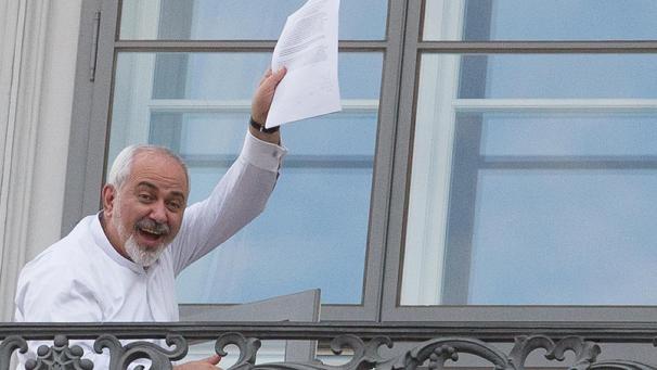<p>Irans Außenminister Sarif jubelt im Juli 2015 über die Einigung im Atomstreit.</p>