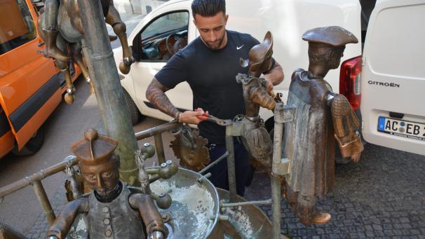 <p>In den kommenden Monaten werden Stück für Stück alle Figuren des 44 Jahre alten Puppenbrunnens von ihrem Schöpfer, dem Künstler Bonifatius Stirnberg, überholt.</p>