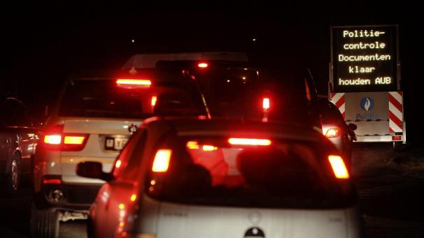 <p>Die Polizei weiß derzeit nicht, wer ein lebenslanges Fahrverbot hat und wer nicht. Den Instanzen fehlt derzeit eine Software, sodass sogar verurteilte Verursacher tödlicher Unfälle an jeder Polizeikontrolle durchs Netz schlüpfen.</p>