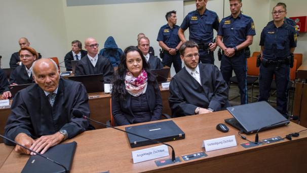 <p>Die Angeklagte Beate Zschäpe sitzt im Gerichtssaal im Oberlandesgericht zwischen ihren Anwälten Hermann Borchert (l) und Mathias Grasel (r).</p>