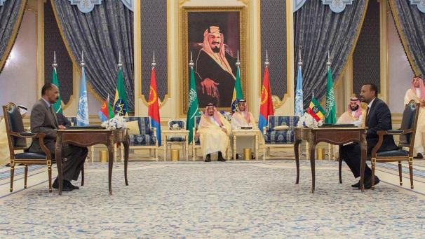 <p>Isaias Afwerki (l.), Präsident von Eritrea, und Abiy Ahmed, Premierminister von Äthiopien, unterzeichnen im Beisein des saudischen Königs Salman (Mitte) einen Freundschaftsvertrag. Es sollte eine neue Era der Stabilität in der Region anbrechen. Zwölf Monate später lauern neue Gefahren.</p>