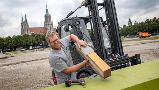 <p>Franz Winter arbeitet auf der Baustelle des Oktoberfestes. Auf der Theresienwiese wird mit dem Aufbau des Oktoberfestes begonnen.</p>