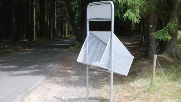 <p>Zwischen Espeler und Schmiede steht der erste Müllfangkorb der Gemeinde.</p>